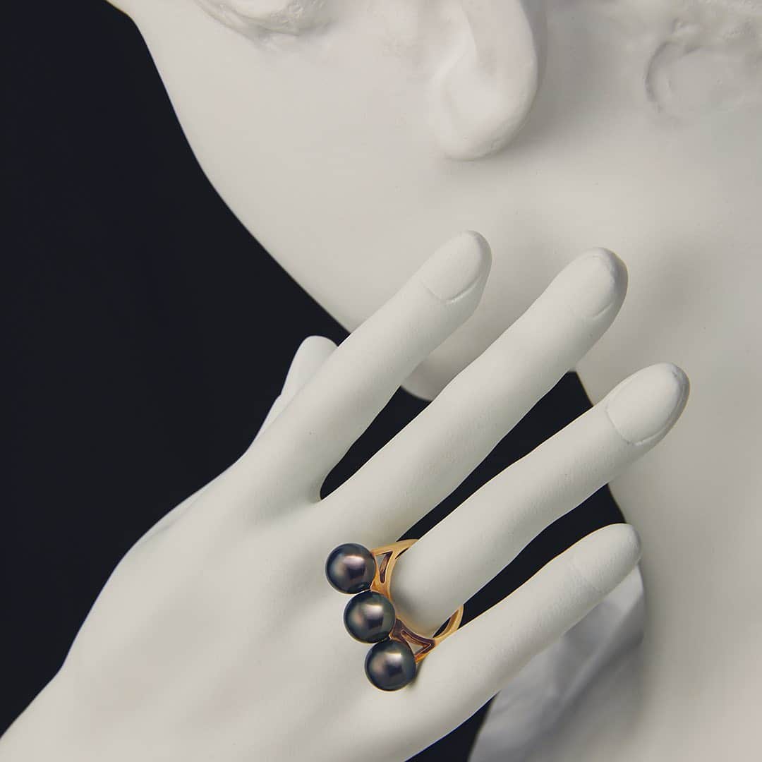 TASAKIさんのインスタグラム写真 - (TASAKIInstagram)「Classic yet modern, the elegant design of the "balance era black" ring lures you into the mysterious glow of the black South Sea pearls. #TASAKI #balance #balanceera #pearl #blackSouthSeapearl #ring」1月10日 18時00分 - tasaki_intl