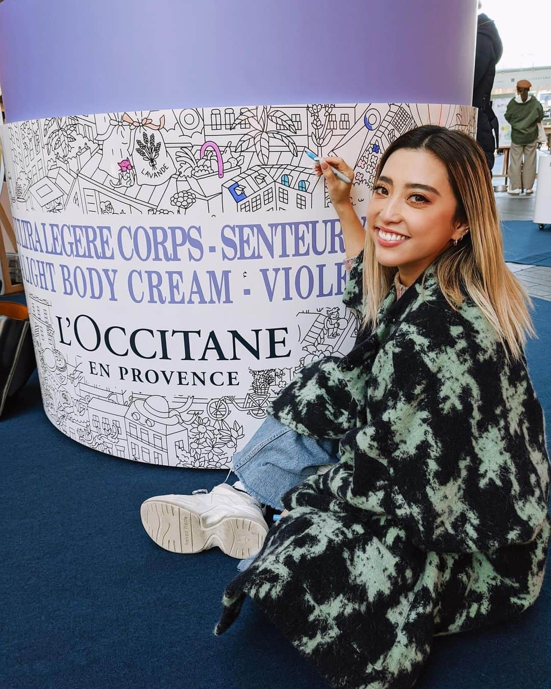 植野有砂さんのインスタグラム写真 - (植野有砂Instagram)「Went to a fun event @loccitane_jp 💜二子玉川でやっている #ロクシタンぬりえランド に遊びに行ってきました🎨💕omyとのコラボのパッケージは可愛いだけじゃなくぬりえが楽しめちゃう🖍可愛くて楽しいコンセプト😍二子玉川で今週末、表参道で来週末イベントがやっているのでお近くの方はぜひ☺️ #ロクシタン　#pr」1月10日 18時03分 - alisaueno