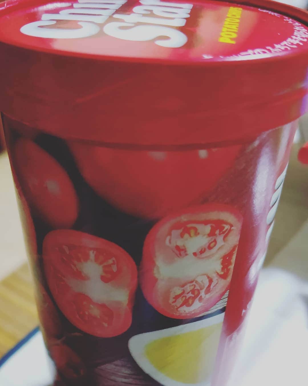 山本しろうさんのインスタグラム写真 - (山本しろうInstagram)「トマトはやっぱりチップスターにかぎる #二日で一トマト  #YBC #チップスター #いただきもの #トマト&オリーブオイル味 #トマト #トマト！！」1月10日 18時05分 - yamamotoshiroto
