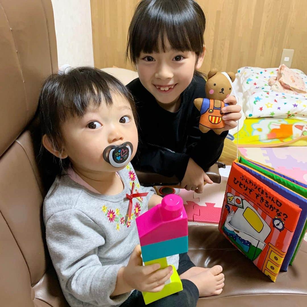Akiのインスタグラム：「1/10 ・ 👧🏻「サキちゃんさぁ、やってみたい事があるんだけど。」 👧🏻「写真撮ってぇ…シールになるやつわかる？」 ・ ・ プリクラな😌 ・ ・ 母ちゃんの若かりし頃は ・ プリクラをカラーコピー 透明テープでツヤ感を出し 両面テープでプリクラ感を再現 友達と交換していた時代 ・ ・ 今はもうしないのかな？ ・ え、でも圧倒的に枚数足りないよね？ そもそもプリクラ交換とかしないの？ ・ 令和はデータ交換とか？← ・ #教えてイマドキの若い子 #スタンプ倶楽部派は挙手 ・ ・ ということで 誰かうちのJSと 初プリクラ撮ってあげてくれませんか👧🏻 ・ ・ 写真は 年明けに実家の山形に帰省した際に かわいくてかわいくてこねくりまわした 姪っ子と👧🏻👶🏻 ・ ・ ・ ・」
