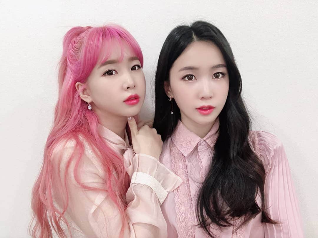 ウェイ のインスタグラム：「벌써 불금이라니🔥시간이 너무 잘가😭 다들 주말계획이 우찌되나요!!? 저는 언니랑 쇼핑하려구요! @minjinchoa Time flies..🌟 What are u doing on Friday night😏🔥」