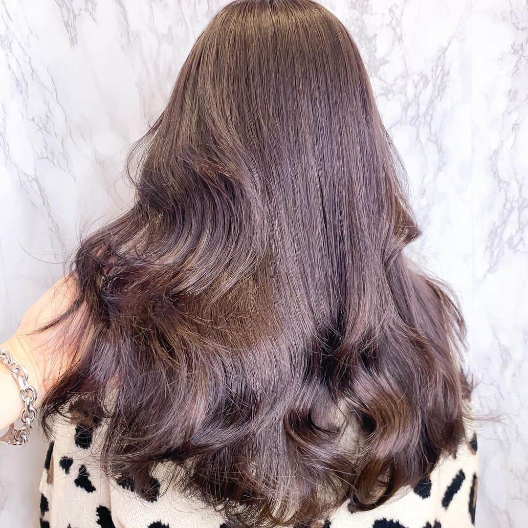 原涼香のインスタグラム：「白肌ワンホンカラー🇨🇳✨ 『 lavender beige 💜💜 』 ブリーチベースを生かしてトーンダウン♡ ㅤㅤㅤㅤㅤㅤㅤㅤㅤㅤㅤㅤㅤ 中華美女もやってる 白肌になれるプレミアムカラー♡ ㅤㅤㅤㅤㅤㅤㅤㅤㅤㅤㅤㅤㅤ」