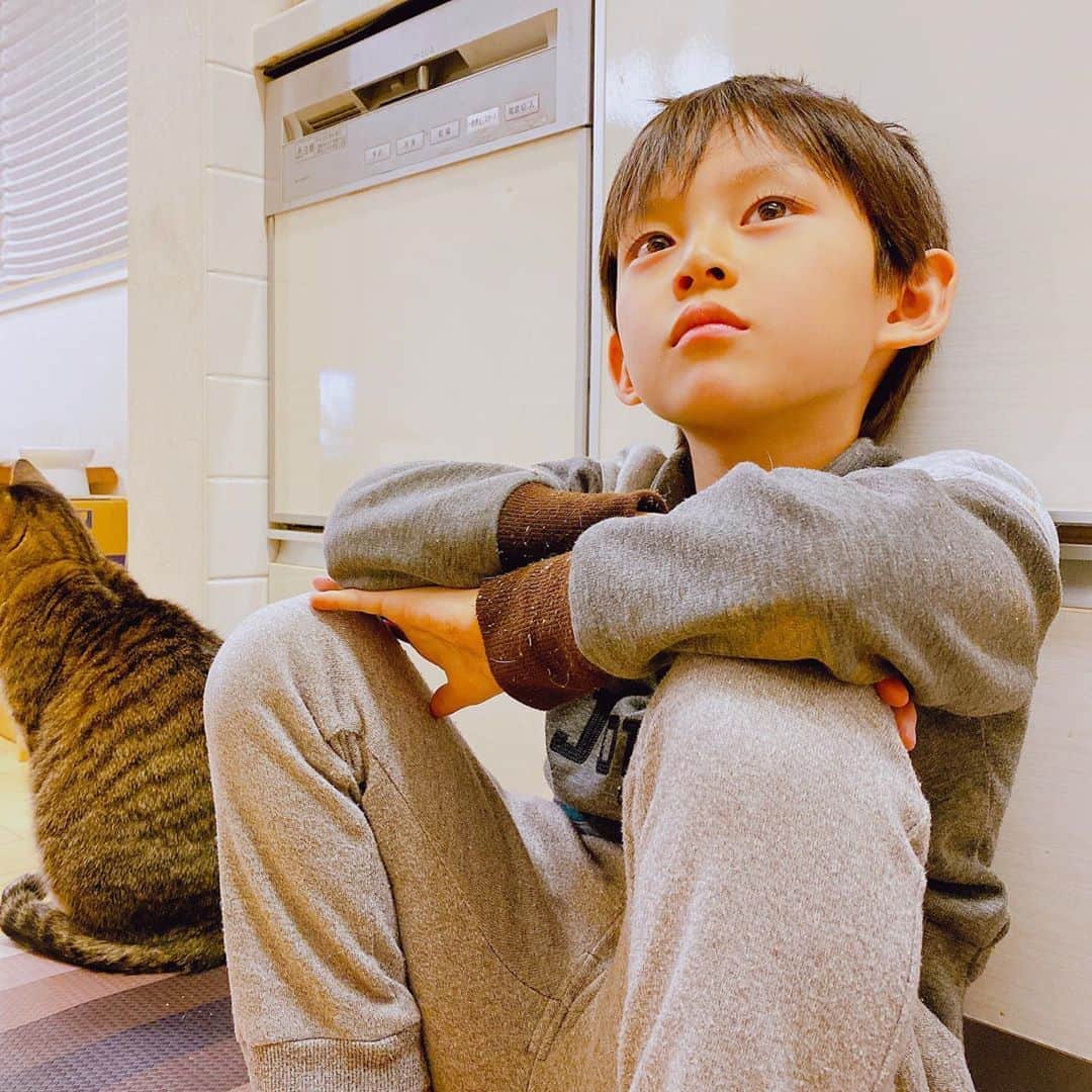 のインスタグラム：「『お腹が空いて我慢できない…』 と言わんばかりの、無言の圧が…😅 もう直ぐだから待っててね✨  #brother4 #お腹すいた #我が子は可愛い」
