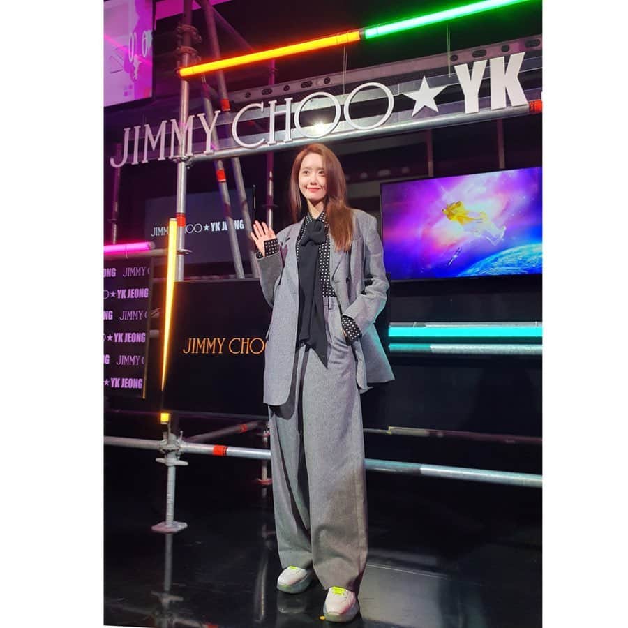 ユナさんのインスタグラム写真 - (ユナInstagram)「네온컬러 #다이아몬드슈즈 다예쁘다💛🧡💙💖 #JimmyChooxYKJeong」1月10日 18時17分 - yoona__lim