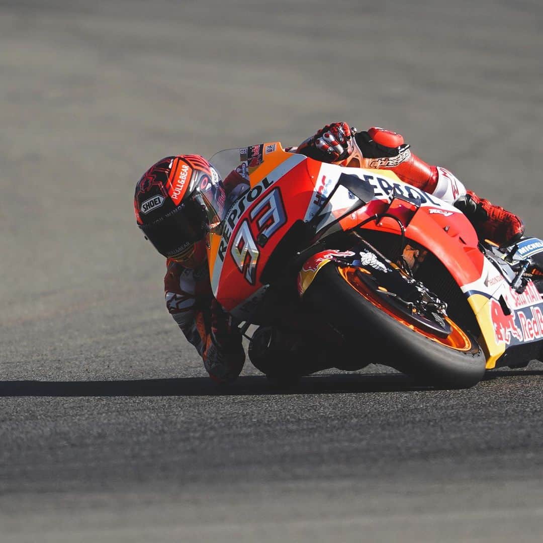 レプソル・ホンダのインスタグラム：「No lying down on the job this weekend, the countdown to the #SepangTest is on ⏱」