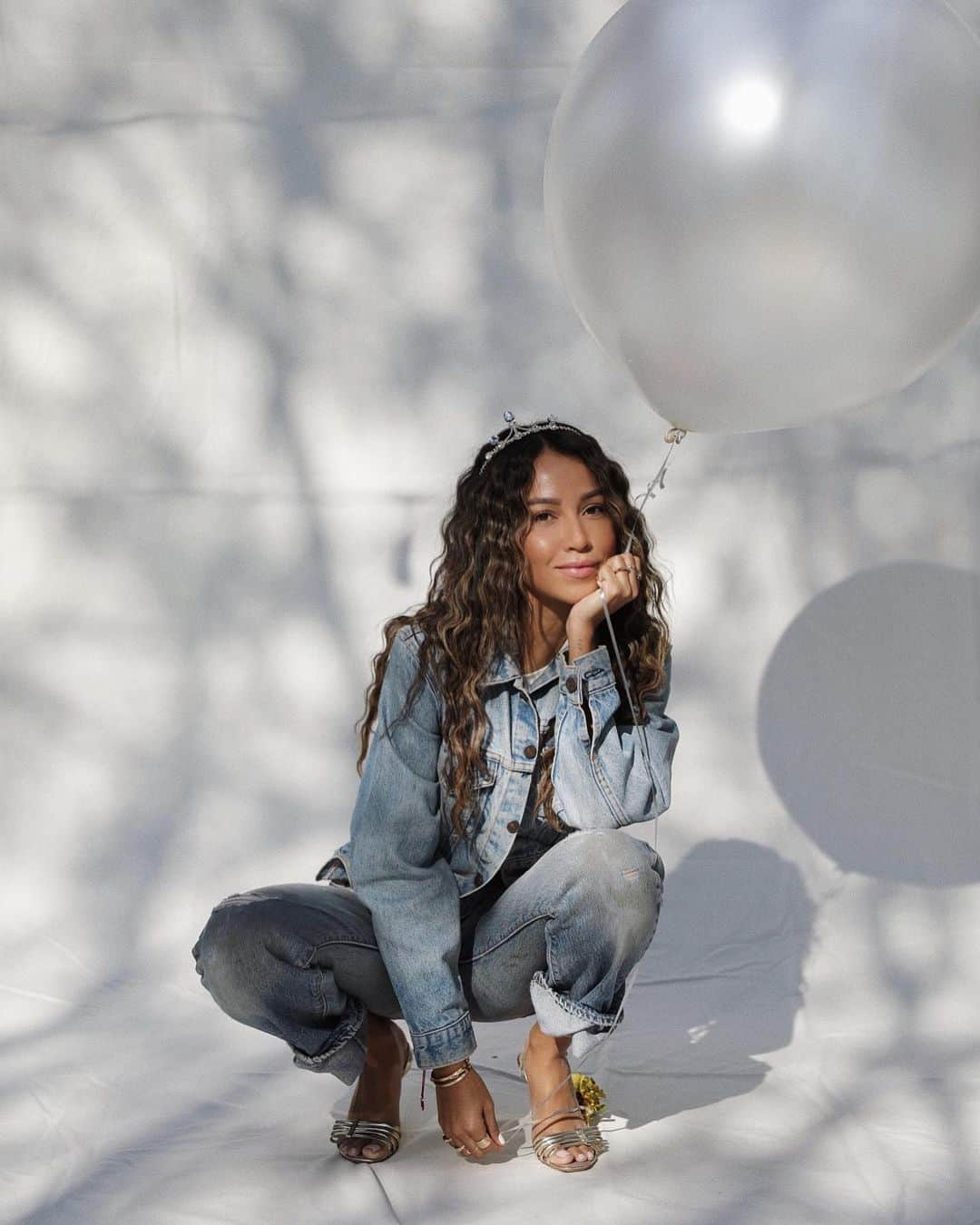 ジュリー・サリニャーナさんのインスタグラム写真 - (ジュリー・サリニャーナInstagram)「Birthday mood all month! ✨🎂🎈」1月10日 18時22分 - sincerelyjules