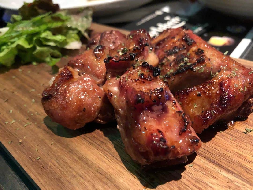 大沢文也のインスタグラム：「メッチャ美味しい！BARなのにクオリティ高い😍  #岐阜県 #bar #バー #おしゃれ #肉 #ジャガイモ #ウィンナー #サーモン #サーモンカルパッチョ #オムライス」