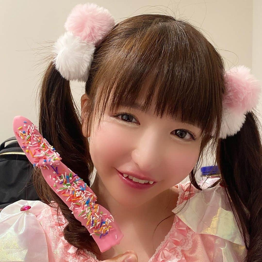 もえのあずきさんのインスタグラム写真 - (もえのあずきInstagram)「ピンクのバナナ🥰かわいい💓  #チョコバナナ#ピンクバナナ#chocolatebanana #神田明神#屋台グルメ #アイドル衣装 #アイドルメイク #japanesegirl #japaneseidol#pink#バイバイチョコレイツ」1月10日 18時26分 - moeazukitty