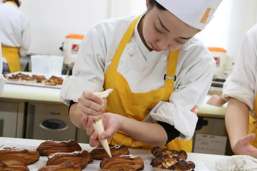 神戸製菓専門学校（公式）さんのインスタグラム写真 - (神戸製菓専門学校（公式）Instagram)「🌈製パン本科🍞🌈 #イスズベーカリー の井筒先生による特別授業でした✨☺️ 春から現場に出たら気をつけなければいけないことも、授業の中で話していただきました😌  パンが焼き上がったら、じっくり振り返り。 どうすれば、さらに良い状態のパンができるかを分析します📝  #神戸製菓 #神戸製菓専門学校 #製パン本科 #パン職人 #パン #デニッシュ #食パン #神戸パン #菓子パン #ブーランジェ #パン屋巡り #パン屋 #スイーツパン #神戸 #三宮 #三ノ宮 #神戸カフェ #三宮カフェ #カフェ #cafe #カフェ巡り #食パン専門学校 #pattistagram2020」1月10日 18時26分 - kobeseika_info