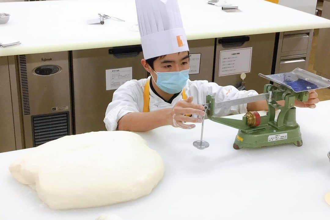 神戸製菓専門学校（公式）さんのインスタグラム写真 - (神戸製菓専門学校（公式）Instagram)「🌈製パン本科🍞🌈 #イスズベーカリー の井筒先生による特別授業でした✨☺️ 春から現場に出たら気をつけなければいけないことも、授業の中で話していただきました😌  パンが焼き上がったら、じっくり振り返り。 どうすれば、さらに良い状態のパンができるかを分析します📝  #神戸製菓 #神戸製菓専門学校 #製パン本科 #パン職人 #パン #デニッシュ #食パン #神戸パン #菓子パン #ブーランジェ #パン屋巡り #パン屋 #スイーツパン #神戸 #三宮 #三ノ宮 #神戸カフェ #三宮カフェ #カフェ #cafe #カフェ巡り #食パン専門学校 #pattistagram2020」1月10日 18時26分 - kobeseika_info