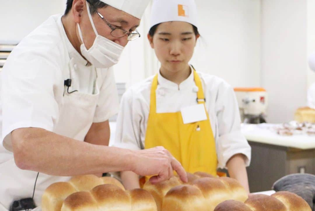 神戸製菓専門学校（公式）さんのインスタグラム写真 - (神戸製菓専門学校（公式）Instagram)「🌈製パン本科🍞🌈 #イスズベーカリー の井筒先生による特別授業でした✨☺️ 春から現場に出たら気をつけなければいけないことも、授業の中で話していただきました😌  パンが焼き上がったら、じっくり振り返り。 どうすれば、さらに良い状態のパンができるかを分析します📝  #神戸製菓 #神戸製菓専門学校 #製パン本科 #パン職人 #パン #デニッシュ #食パン #神戸パン #菓子パン #ブーランジェ #パン屋巡り #パン屋 #スイーツパン #神戸 #三宮 #三ノ宮 #神戸カフェ #三宮カフェ #カフェ #cafe #カフェ巡り #食パン専門学校 #pattistagram2020」1月10日 18時26分 - kobeseika_info