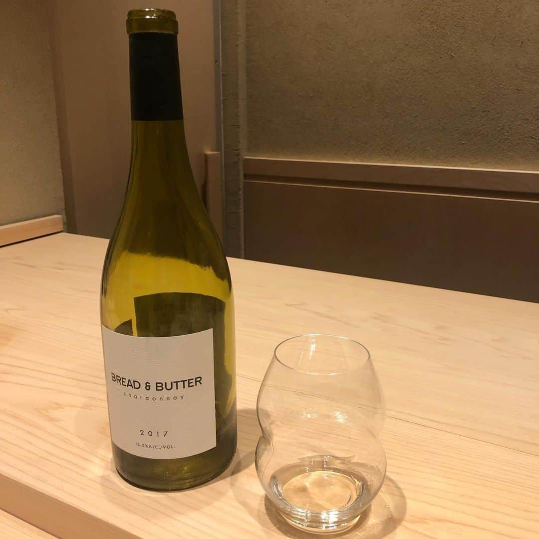 新山千春さんのインスタグラム写真 - (新山千春Instagram)「白ワインの #Chardonnay がすごい好き❤  特に、この#breadandbutter が 感動的に美味しかったなぁ (*˘︶˘*).｡.:* あまりに美味しくて オカワリしました🥀 .  長く番組でお世話になっているのですが、新年早々、 こんなにも素敵な場所に 連れて行っていただき 今年は去年以上に引き続き プロデュース業にも力を入れて頑張って行きたいと思っています🌹(﹡ˆ﹀ˆ﹡) . . . 🍣味はもちろん！ お店のこだわりを感じる 器とかグラス、Lightとか、影も、、 飾ってある絵画とか、 トイレのお花1つしても、、 外食の醍醐味❤ . #Californiawine #寿司 #sushi #日本酒 #濁り酒 #新山千春」1月10日 18時28分 - chiharuuu_0114