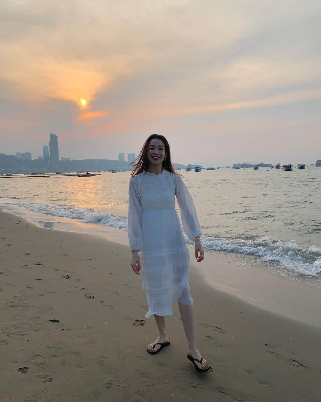 石井亜美さんのインスタグラム写真 - (石井亜美Instagram)「🇹🇭 . Pattaya beach🐚🌺 Beautiful sailのワンピースを連れてきた！ . @beautifulsail_official で 「ホワイト　無地　フレアワンピース」て 検索すると出てきます😊🙏 #あみしぃtrip . . #thailand #thaitrip #pattayabeach #pattaya #beautifulsail」1月10日 18時29分 - ami_ishii_