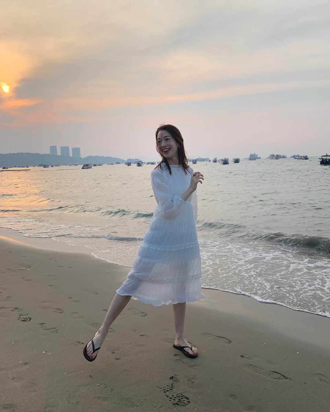 石井亜美さんのインスタグラム写真 - (石井亜美Instagram)「🇹🇭 . Pattaya beach🐚🌺 Beautiful sailのワンピースを連れてきた！ . @beautifulsail_official で 「ホワイト　無地　フレアワンピース」て 検索すると出てきます😊🙏 #あみしぃtrip . . #thailand #thaitrip #pattayabeach #pattaya #beautifulsail」1月10日 18時29分 - ami_ishii_