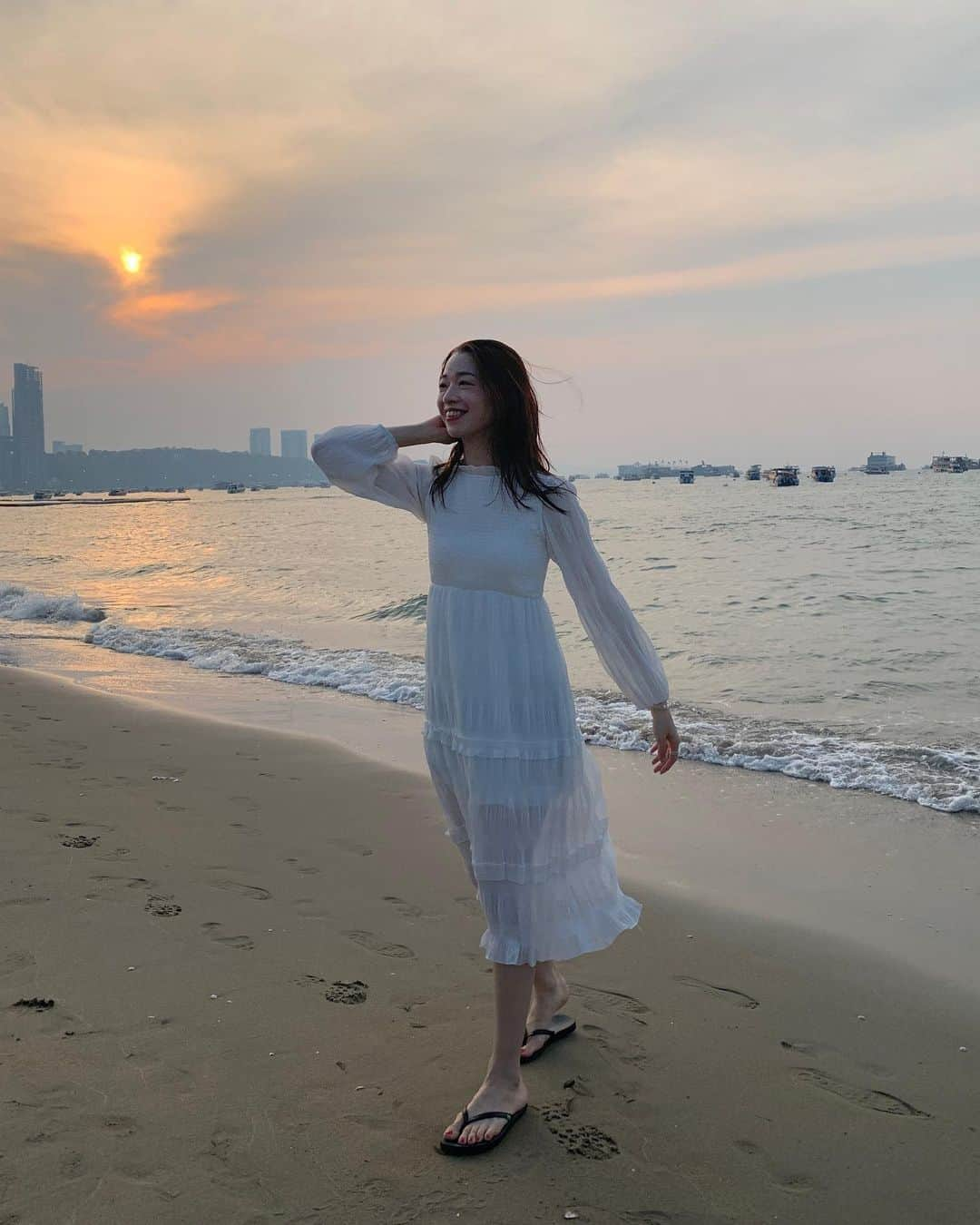 石井亜美さんのインスタグラム写真 - (石井亜美Instagram)「🇹🇭 . Pattaya beach🐚🌺 Beautiful sailのワンピースを連れてきた！ . @beautifulsail_official で 「ホワイト　無地　フレアワンピース」て 検索すると出てきます😊🙏 #あみしぃtrip . . #thailand #thaitrip #pattayabeach #pattaya #beautifulsail」1月10日 18時29分 - ami_ishii_