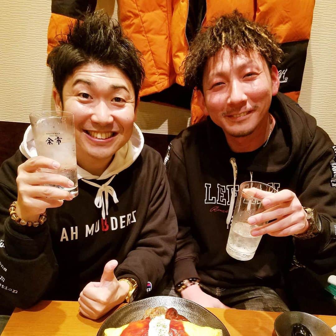 レイチェルのインスタグラム：「昨夜。  @ray_singer くん&僕レイチェルとで『レイ会』をしましたよ！  いろんな話で盛り上がれたし、最高な夜でしたよ！  そしてそして、RAYくんの名曲『やってもないのに』に改めて刺激をいただいていたので、  今年は僕も色々と新しい挑戦をさせていただきますよ！  乞うご期待っ！  とぉ～か言っちゃってぇーーー！！！！！😆😆😆😆✌✌✌✌✌🎶🎶🎶🎶🎶✨✨✨✨✨ #吉本新喜劇#レイチェル#&#RAY#レイ会#とか言っちゃって#😜💨#名曲#やってもないのに#是非是非#😁👍🎶🎶🎶」