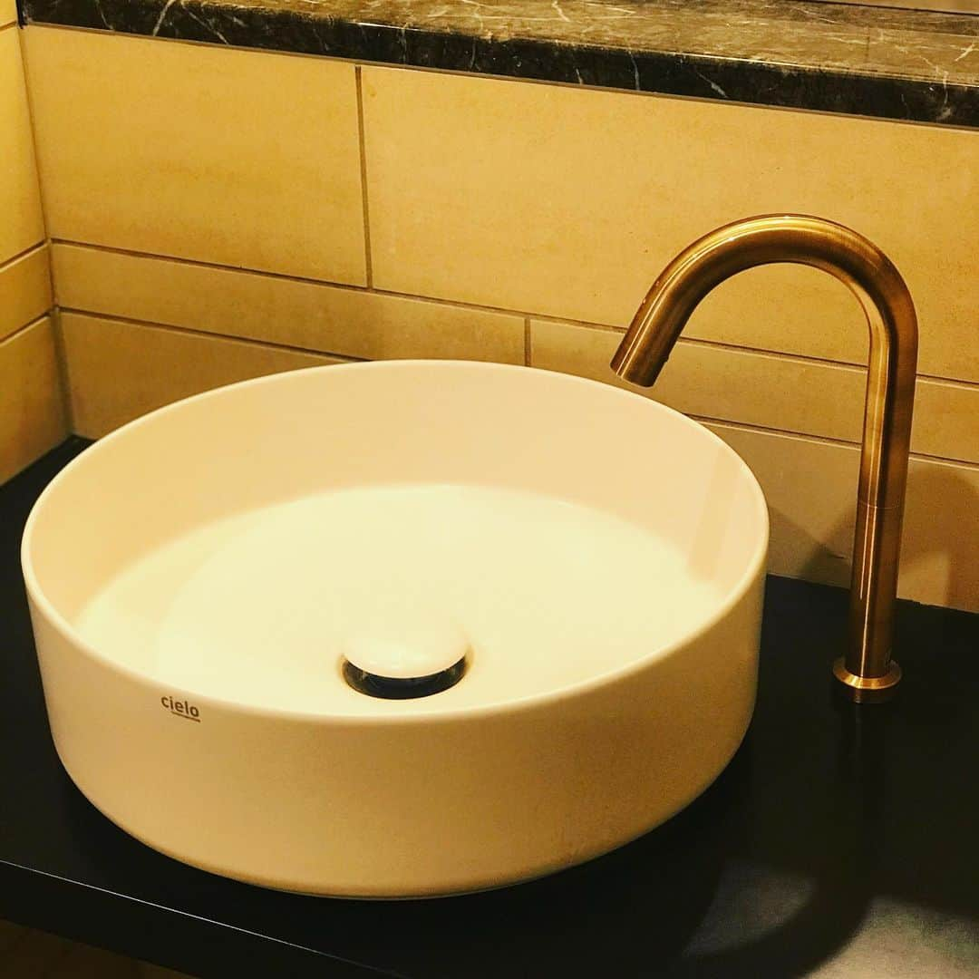 平田タイル_AQUAPiA ENJOY BATHROOM EXPERIENCEさんのインスタグラム写真 - (平田タイル_AQUAPiA ENJOY BATHROOM EXPERIENCEInstagram)「平田タイル 大阪ショールームに設置されている「SHUI COMFORT ROUND 40」ブロンズカラーの自動水栓がアクセントになっています。 他製品も多数展示。タイル製品と併せてご覧いただけます。皆さまのお越しを心よりお待ちしております。  本社・大阪ショールーム 550-0011 大阪府大阪市西区阿波座1-1-10 平田タイルビル1・2F ●交通：大阪市営地下鉄四ツ橋線、中央線、 御堂筋線「本町」駅　22番出口前すぐ ●休館日：水・祝祭日・夏期・年末年始 休 ●開館時間：10:00〜17:00  #bathroom #バスルーム #サニタリー #手洗器 #手洗いボウル #洗面ボウル #洗面器 #水周り #造作洗面台 #洗面台 #洗面所 #セカンド洗面 #マンションインテリア #リノベーション #リノベ #シンプル #interior #ホテルライク #ホテルライクインテリア #こだわりの家  #注文住宅 #デザイナーズ住宅 #暮らしを楽しむ #hitsonlineshop #平田タイル #hiratatile」1月10日 18時32分 - hiratatile_aquapia