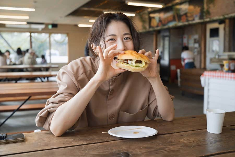 加藤千暁さんのインスタグラム写真 - (加藤千暁Instagram)「お昼ご飯はハンバーガー体験に参加して手作りのご飯🍔 トマトピクルス抜きだからボリューム無し🤤 #さくらさん#読んでた絵本をカメラの前に置いたら#おこでした笑 #伊勢志摩#エバーグレイス#ハンバーガー作り#楽しかった #iseshima#hamburger」1月10日 18時34分 - chiaki525