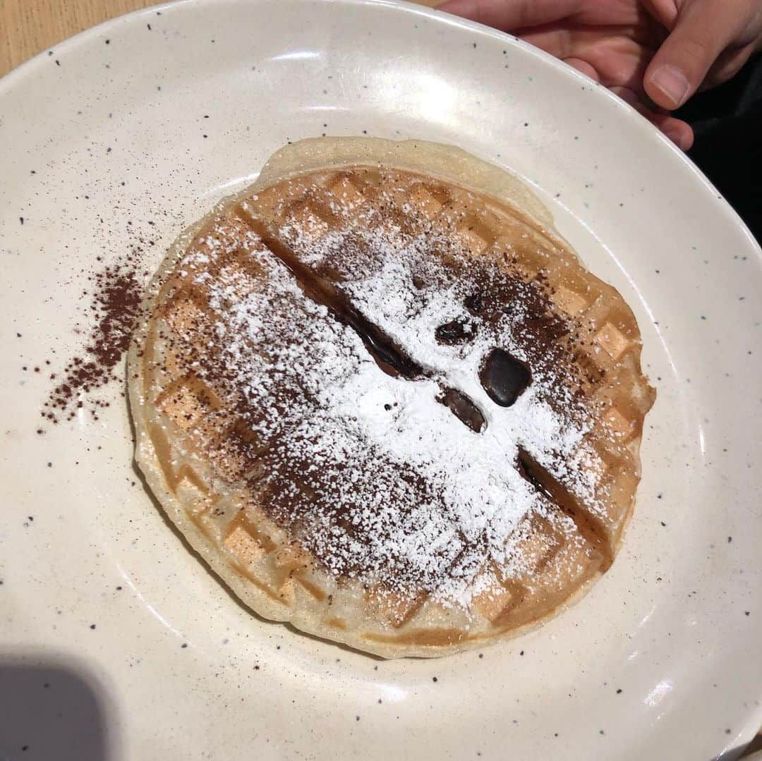 甘糟記子さんのインスタグラム写真 - (甘糟記子Instagram)「昨日の夕飯は、いづみちゃんのヤムナの後にしゃぶ葉へ！！ 私達4人で三元豚のコースをいつも頼むんだけど、、、 最初に来た肉の皿、多すぎない？（笑） バラとロースで普通一人前スタート時2皿くるのに、なぜか12皿！！ しかもあまり戦力にならないチビ2人なのに（笑）  ほぼいづみちゃんと2人で食べたよね(〃ω〃) でもやっぱり安定の美味しさで食べれちゃうものね〜(o^^o)  タレも薬味も豊富だし、野菜もモリモリ、コスパ良く大好きだわ〜！ デザートは姫はカキ氷が好きで、息子殿はいつもワッフルを焼いて食べてます( ^ω^ )  私は抹茶の蕨餅と白玉に小豆と黒蜜ときな粉をかけ、上にソフトクリームを載せるのがお気に入り。  これ2杯たべるから（笑）  帰りにミスドとピエールエルメのコラボドーナツも買ってしまった！  チョコ生地がちょっとザックリしてて美味しかった！！ トシヨロイヅカとのコラボのチョコドーナツ系も好きだけど、ピエールエルメも流石(〃ω〃) あ〜、そりゃ太るわ〜(＞人＜;) #しゃぶ葉#食べすぎ#息子殿姫#姫#ミスド#ピエールエルメ#ミスドコラボ#ピエールエルメコラボ」1月10日 18時34分 - norihey924