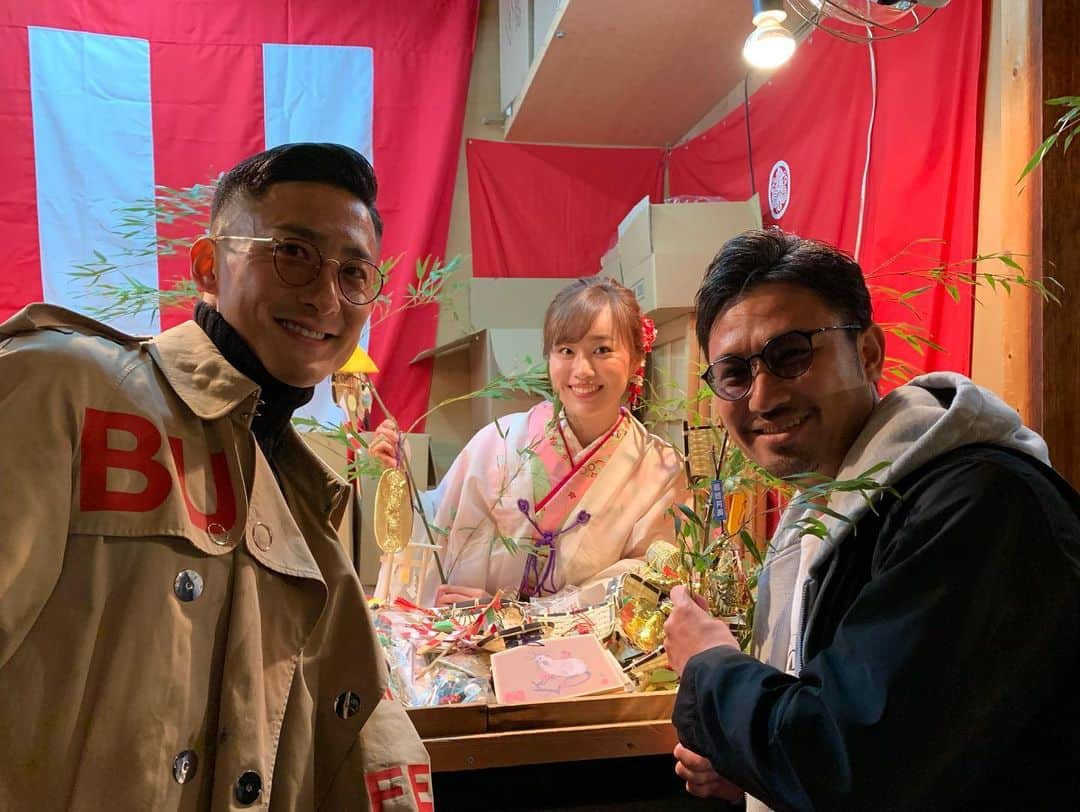 都倉賢さんのインスタグラム写真 - (都倉賢Instagram)「今宮戎神社⛩行ってきました。  もう別世界。  笹持ってる人がいっぱいいたり、福娘がとっても可愛かったり、出店が無限にあって昔好きだったものが沢山あったりなど…  楽しい経験をさせてもらいました😃  とりあえず、笹に付けれるだけありったけの飾りをつけたので今年は間違いないと思います👍👍👍 #返り咲きカウントダウン」1月10日 18時45分 - tokuraken