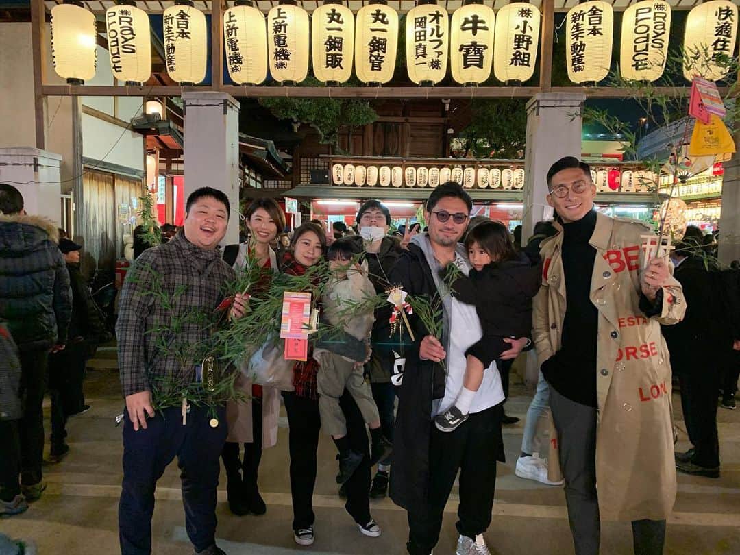 都倉賢のインスタグラム：「今宮戎神社⛩行ってきました。  もう別世界。  笹持ってる人がいっぱいいたり、福娘がとっても可愛かったり、出店が無限にあって昔好きだったものが沢山あったりなど…  楽しい経験をさせてもらいました😃  とりあえず、笹に付けれるだけありったけの飾りをつけたので今年は間違いないと思います👍👍👍 #返り咲きカウントダウン」