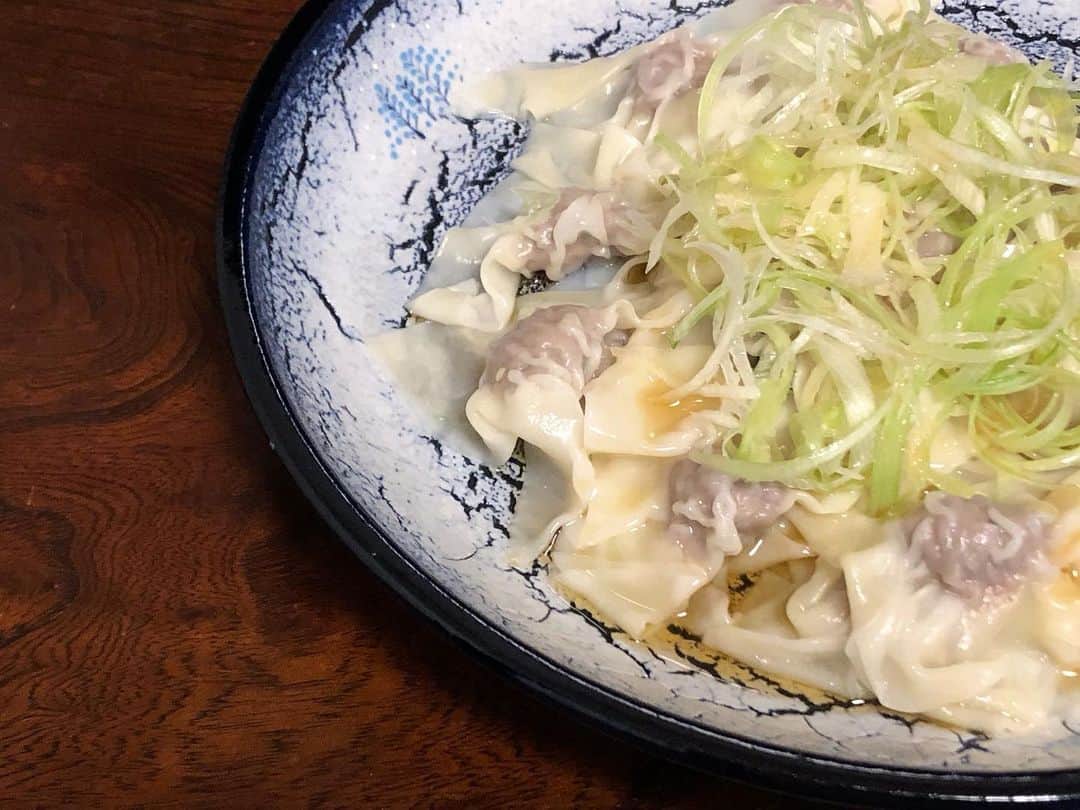 土井コマキさんのインスタグラム写真 - (土井コマキInstagram)「黙々と雲呑。黙々雲呑。酢醤油と針生姜で黙々と食べた。黙々雲呑。 お皿は網走で買った氷裂焼。  #ジャスタジスイ #おみそはんおめでとう #黙々雲呑  #氷裂焼」1月10日 18時46分 - doikomaki