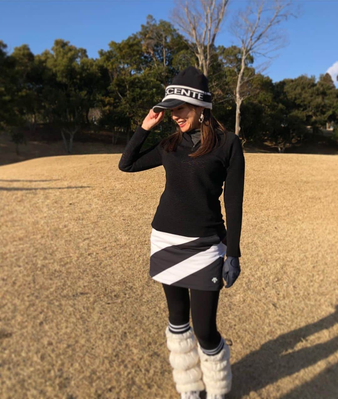 のインスタグラム：「☺︎ ようやくゴルフ始めー✨ 今日は39デザインさんのコンペでした^ ^ いいとこ見せられずでしたが やはり安定の大爆笑ラウンドでした！ ってか デサントのウエア着てると スタイル良いねと言われることが多くて♡ 大人ゴルフ女子向けのウエア集めしよ^ ^ * #155cm #大人ゴルフ女子 #ゴルフ女子  #descentegolf #デサントゴルフ #ゴルフ #ゴルフコンペ @39design_mattress  #golf #golfer #高尔夫 #golfwear #ゴルフウエア #モノトーン  大人ゴルフ女子におススメのブランドありますか？？^ ^」