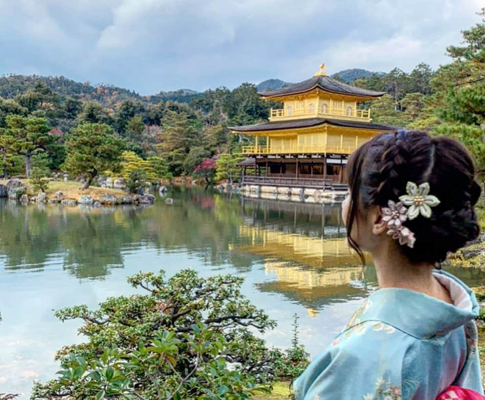 中川杏奈さんのインスタグラム写真 - (中川杏奈Instagram)「お正月はおうちにこもってNetflix鑑賞と読書と散歩🐕をして過ごしました(*^^*)✨✨ : 冬の朝のお散歩は空気が澄んでて気持ちがよくて、最近の楽しみは帰りに美味しいパン屋さんに寄って焼き立てのパンをひとつだけ買うこと(^^)🥐 ひとつにして毎日通って色々な味を試していこう！と思ったのですが、今のところ結局同じパンを3日連続買っているのでやっぱり1日2つにしようかなと悩み中です💦 : 最近読んでよかった本📚💓 (まだ途中までのものもあり) : Netfrixでは赤毛のアンをシーズン1〜から見返して今シーズン3を鑑賞中💓 逆境に屈せず持ち前の想像力と発想力の豊かさで前向きにがんばるアンと、それを最初は変わり者だと遠巻きに見ていた村の人達がアンの魅力に気づき仲良くなっていく様子にドラマながらがんばれと思ってしまいます😭 アンや他の登場人物が話す言葉は、前向きで優しく強くて暖かくて…私もこんな人になりたいなと思いました✨ 今年は語彙力も増やしたいです💦 「赤毛のアン」原作も読みたくなりました😻📚 : #読書記録  #お正月休み  #お正月の過ごし方 #netflix #赤毛のアン #annwithane #アンという名の少女 #netflixおすすめ  #読書　#哲学書 #エッセイ本  #笑い論 #倉本美津留 さん #スゴー家の人々 #菅生新 さん #これからの正義の話をしよう  #マイケルサンデル さん #待ち人来ずってなんなの私から会いに行くからお前が待ってろよ  #きらめく星のなったん さん #小説 #三日間の幸福 #三秋縋  #シャバーニ #東山動植物園  #東山動物園のイケメンゴリラ #newton #138億年の大宇宙  #読書女子  写真は昨年の京都 #京都カフェ #リッツカールトン京都」1月10日 18時53分 - annanakagawa0228