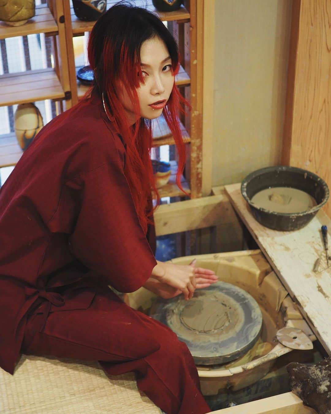 si ouxのインスタグラム：「はじめてのろくろ！🏺﻿ でかいボウルを作りました。作務衣が赤め。 出来上がるのは来月とか！たのしみ。﻿ ﻿ ﻿ 映画ゴーストの、ろくろシーンをパロった感じのMVを2012年くらいに観たんだけどタイトルもアーティスト名も思い出せなくて、ダンスミュージックだから鼻歌検索もできなくて困ってます。誰か助けて…﻿ ﻿ ﻿ ﻿ #potterswheel #ろくろ #ろくろ体験」