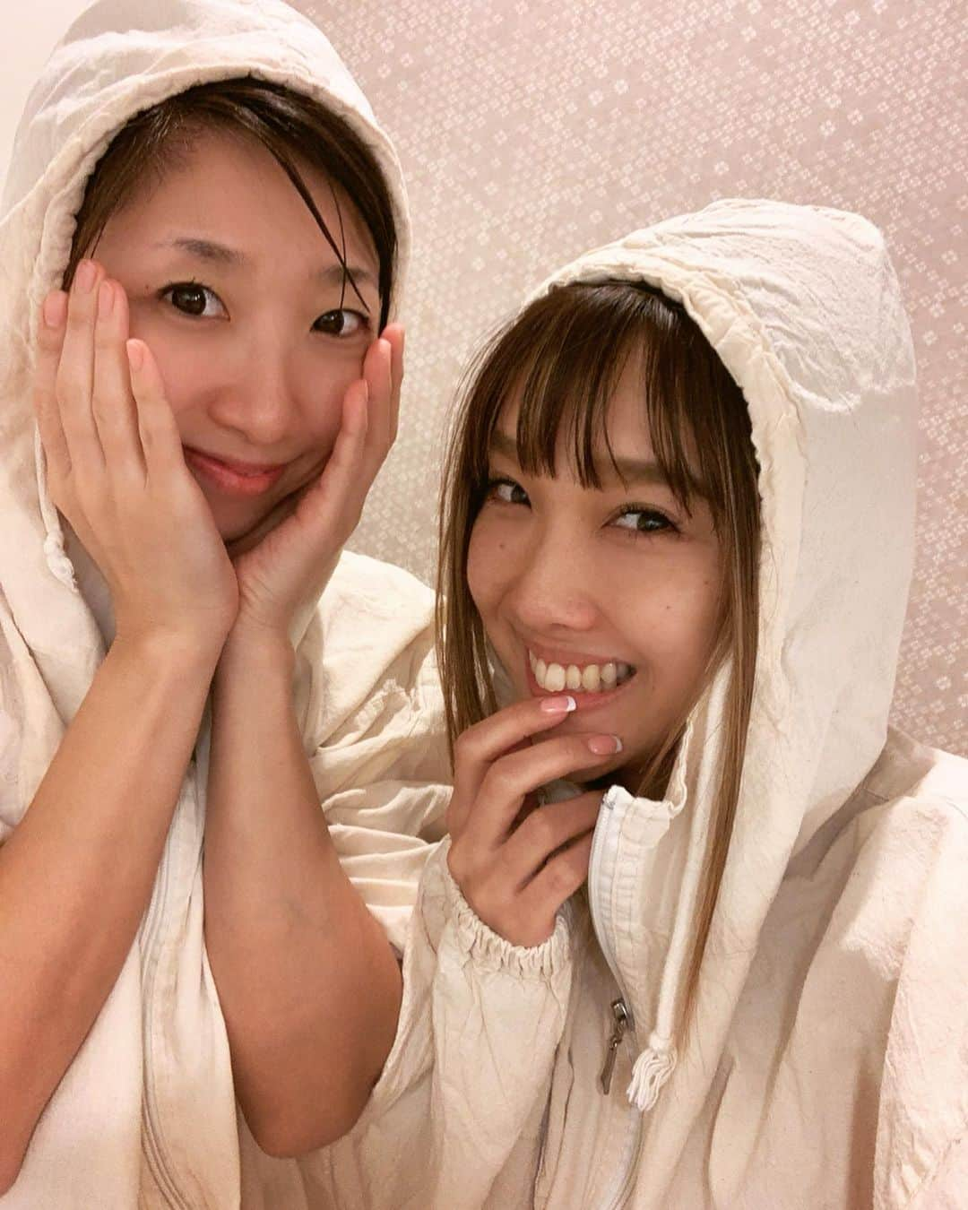 マイコ さんのインスタグラム写真 - (マイコ Instagram)「* 酵素風呂サロン  @wabisabikouso  で埋まってきました♨️ 埋まってるのは、 20分くらいなのに 全身ぽっかぽか。 15時頃に入って まだ身体があったかいのは 芯からあったまれた証拠☺️ 冷えは身体にも代謝にも 生理にも良くないから 寒い間、お世話になりますw 汗かいてスッキリ✨ これは美肌も期待できそう😍 ・ ・ 名古屋のラジオ番組で 何年も前に出会った @11misato10  相変わらず美声。 zipfm聴いてるかと思ったわw 再会出来て嬉しかった♡ また行くね☺︎♨️ ・ ・ ・ ・ #beauty#detox#healthylifestyle#酵素#酵素風呂#デトックス#代謝アップ#美肌#風呂女子#浅草#温活」1月10日 18時54分 - maicorori