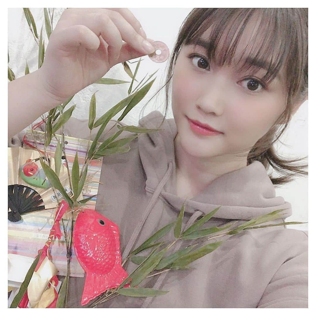 清家麻里奈のインスタグラム：「十日戎にいってきたよ💗商売繁盛で笹持ってこーい♫はじめて笹もらって、吉兆つけてもらいました❗️1人で時間ができたからぷらっと行ってなんかはじめてのおつかい気分w今年は商売繁盛しますよーにっ✨✨✨あ、なんか向かってたらえべっさんの格好をしたおじさんが"商売繁盛させてやー✨"って5円玉をいきなりくれました❗️なんかすごいご縁がありそうだなー^ ^ありがとう❗️ #十日戎　#えべっさん　#商売繁盛 #商売繁盛祈願 #笹　#商売繁盛で笹持ってこい #屋台　#誘惑　すぎた　#オーディション　おわりで　#1人参戦　#ぼっち参戦　#なかなか　#強め　w #良きご縁がありますように　#今宮えびす」