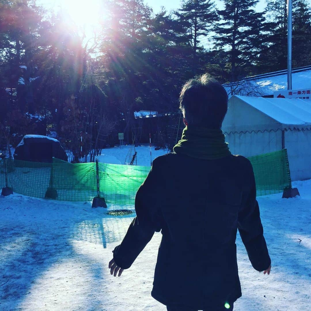 インゾーネさんのインスタグラム写真 - (インゾーネInstagram)「明けましておめでとうございます🌅 皆さま、2020年も宜しくお願い致します！  インゾーネのお家 営業の中村です！去年から1人と1匹暮らし始めました（4枚目）  さて！今年もinZONEメンバーで北海道神宮へお参りへ行ってきました！雲ひとつない晴天に恵まれて揃ってお祈りをしてきました！ 今年も健康で、より多くのお客様の幸せな暮らしに携われますように...とお祈りをした後の佐々木の後ろ姿は輝いていました（※3枚目）  明日からもinZONEメンバーが毎日投稿していきますのでお楽しみに！！ #インゾーネの家  #inzonewithactus  #inzonedesignlabo  #inzonewithactus宮の森  #インゾーネデザインラボ #johnsonhomes  #インテリアと一緒に考える家  #inzonetable  #inzonethejohnsonstore」1月10日 18時56分 - inzone_design_labo