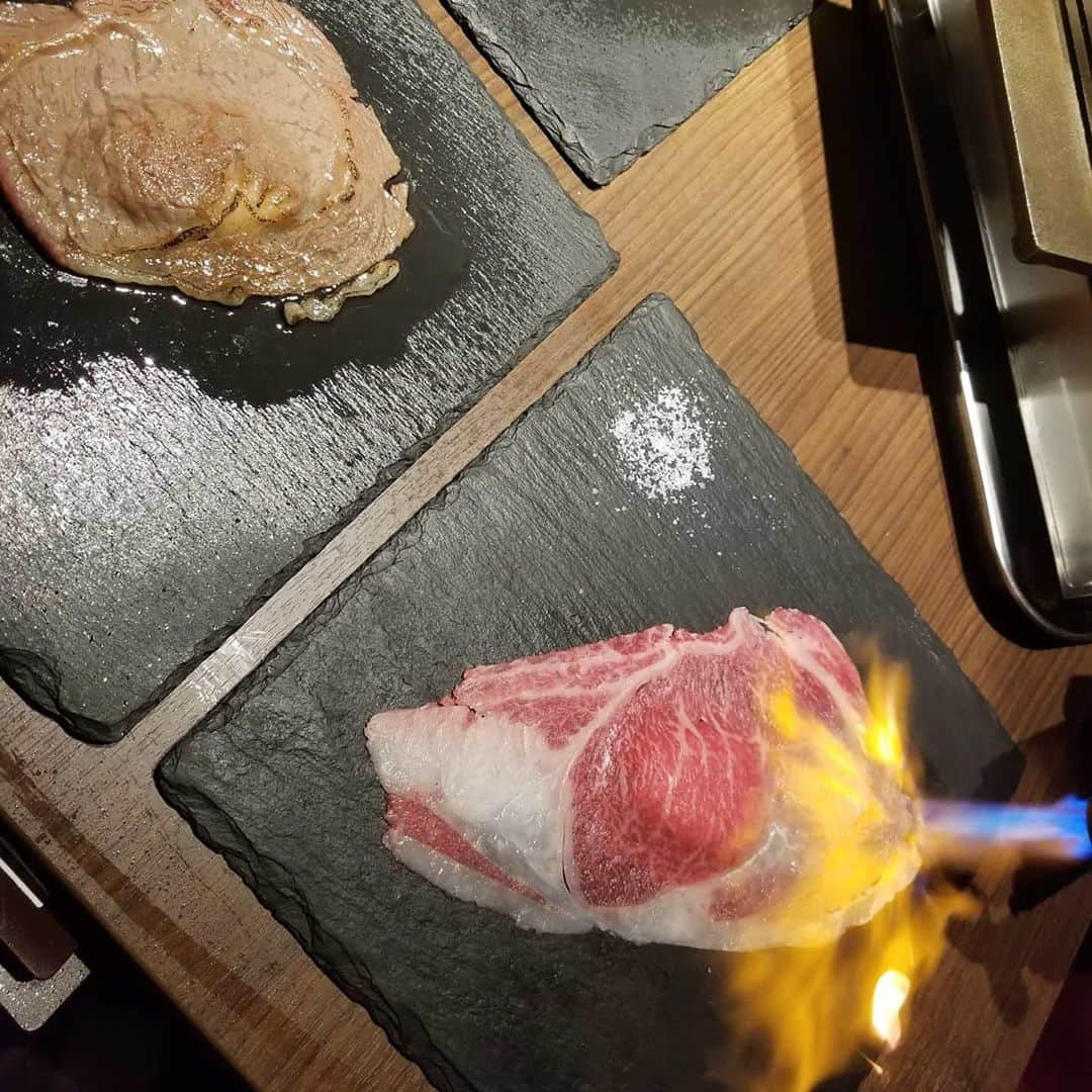 今堀恵理さんのインスタグラム写真 - (今堀恵理Instagram)「高槻に精肉卸問屋の美味しい焼肉屋さんが有るとの事で行って来ました💕  まずは @nikunoyamakawa  お肉屋さんでイートインも出来ます。質の高い黒毛和牛を一頭飼いされてるらしく、全ての部位を低価格で販売されてます。ひっきり無しにお客様が来てお肉を買われてましたよ  次に @yakiniku_yamakawaさんは焼肉屋さん。昼から宴会も可能 どのお肉もすごく綺麗でお肉の味も美味しい本物の味 ナムル、キムチなども手作りらしい 焼きしゃぶ大好き💕 炙り寿司もボリューム満点 厚切りたんも柔らかい❗  芦屋から行く価値ありありでした。安いし、とにかくお肉の質もよく鮮度も良かったです🎵 バーベキューの時とかに買いに行こうと思いました～  #肉のやまかわ　#肉のやまかわ高槻　#焼肉やまかわ　#高槻焼肉　#yakiniku #beef #グルメ女子　#肉食女子部 　#芦屋セレブ」1月10日 18時57分 - eriimahori