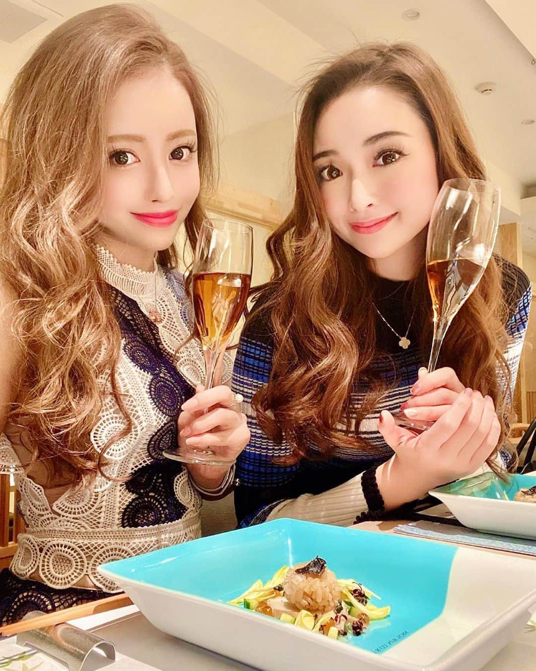 ririさんのインスタグラム写真 - (ririInstagram)「🍣🍽🍣🍽🍣🍽🍣 @sushi_mizuki にて✨ 大好きな　#お寿司　#dinner 🌟 《tiffany&co.》の可愛いお皿にも キュンキュン 🥰したょん💕 コーデ👗✨もブルーで あわせてみたよん🤣 豪華ウニの食べ比べ💕めちゃ 幸せすぎたぁ❤️❤️❤️ ウニ大好き🥺また食べたいな...🥺✨ 日本酒🍶のんで ほろ酔いでした...🌸😌🌸 #love #happy #smile #sushi #寿司 #六本木」1月10日 19時02分 - riri.ribon