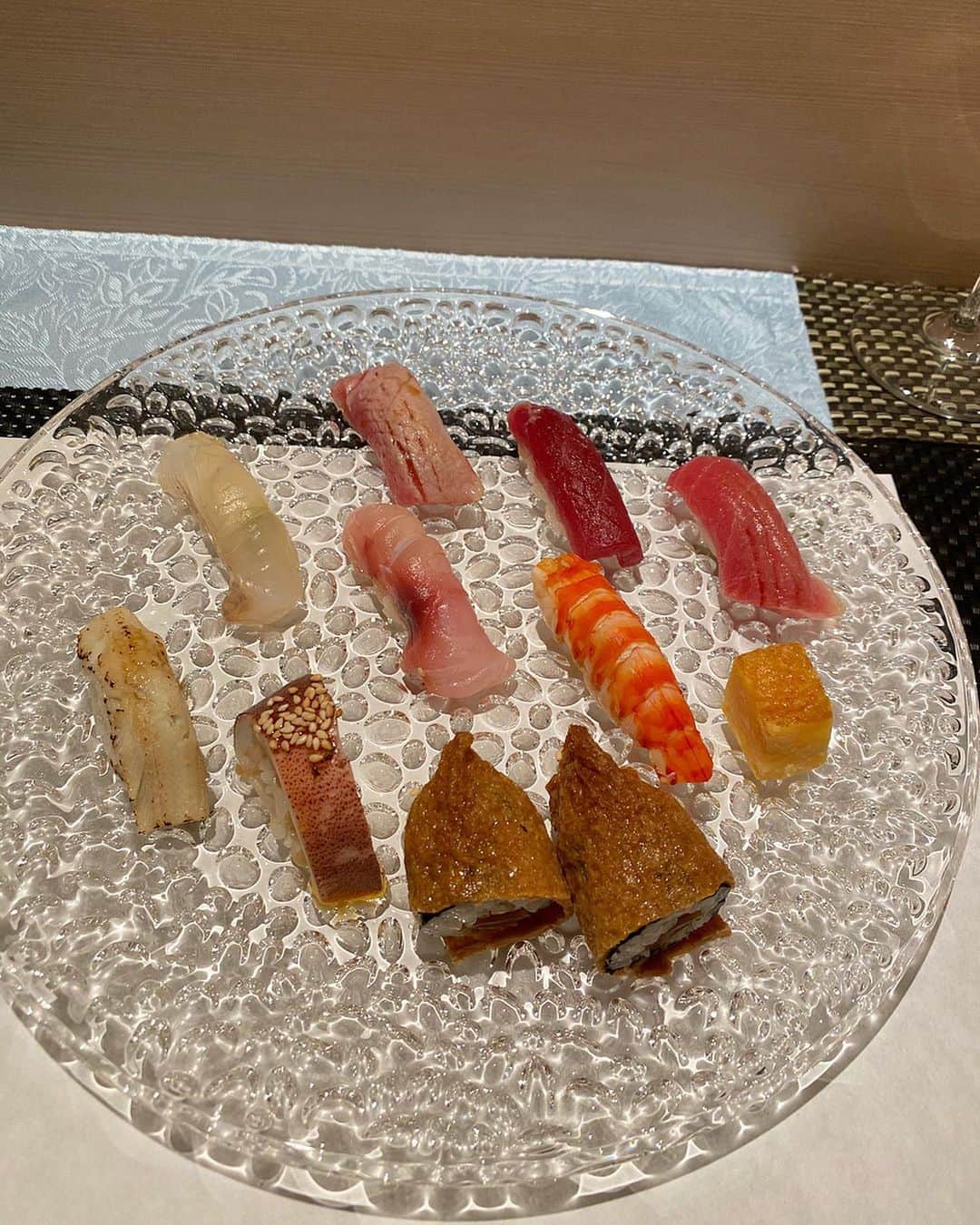 ririさんのインスタグラム写真 - (ririInstagram)「🍣🍽🍣🍽🍣🍽🍣 @sushi_mizuki にて✨ 大好きな　#お寿司　#dinner 🌟 《tiffany&co.》の可愛いお皿にも キュンキュン 🥰したょん💕 コーデ👗✨もブルーで あわせてみたよん🤣 豪華ウニの食べ比べ💕めちゃ 幸せすぎたぁ❤️❤️❤️ ウニ大好き🥺また食べたいな...🥺✨ 日本酒🍶のんで ほろ酔いでした...🌸😌🌸 #love #happy #smile #sushi #寿司 #六本木」1月10日 19時02分 - riri.ribon