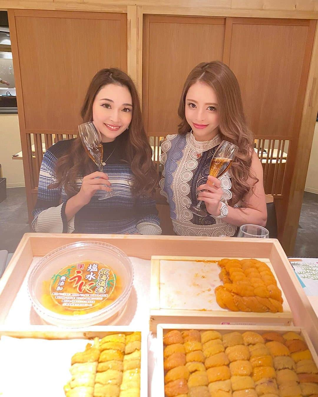 ririさんのインスタグラム写真 - (ririInstagram)「🍣🍽🍣🍽🍣🍽🍣 @sushi_mizuki にて✨ 大好きな　#お寿司　#dinner 🌟 《tiffany&co.》の可愛いお皿にも キュンキュン 🥰したょん💕 コーデ👗✨もブルーで あわせてみたよん🤣 豪華ウニの食べ比べ💕めちゃ 幸せすぎたぁ❤️❤️❤️ ウニ大好き🥺また食べたいな...🥺✨ 日本酒🍶のんで ほろ酔いでした...🌸😌🌸 #love #happy #smile #sushi #寿司 #六本木」1月10日 19時02分 - riri.ribon