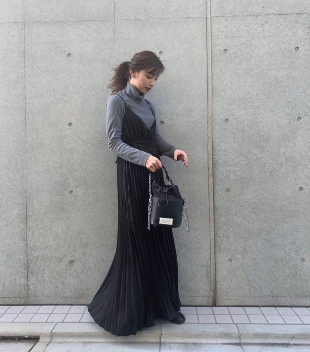 谷川菜奈さんのインスタグラム写真 - (谷川菜奈Instagram)「outfit.🖤 プリーツひらひら😚 outer LEANN one-piece @fifth_store  bag maison margiela  shoes maison margiela  pierce LEANN . #outfit#allblack#LEANN #fifth#fifthtl#maisonmargiela  #リーン#フィフス#低身長コーデ #サイドリボンキャミソールプリーツマキシワンピース」1月10日 19時09分 - pechi.130