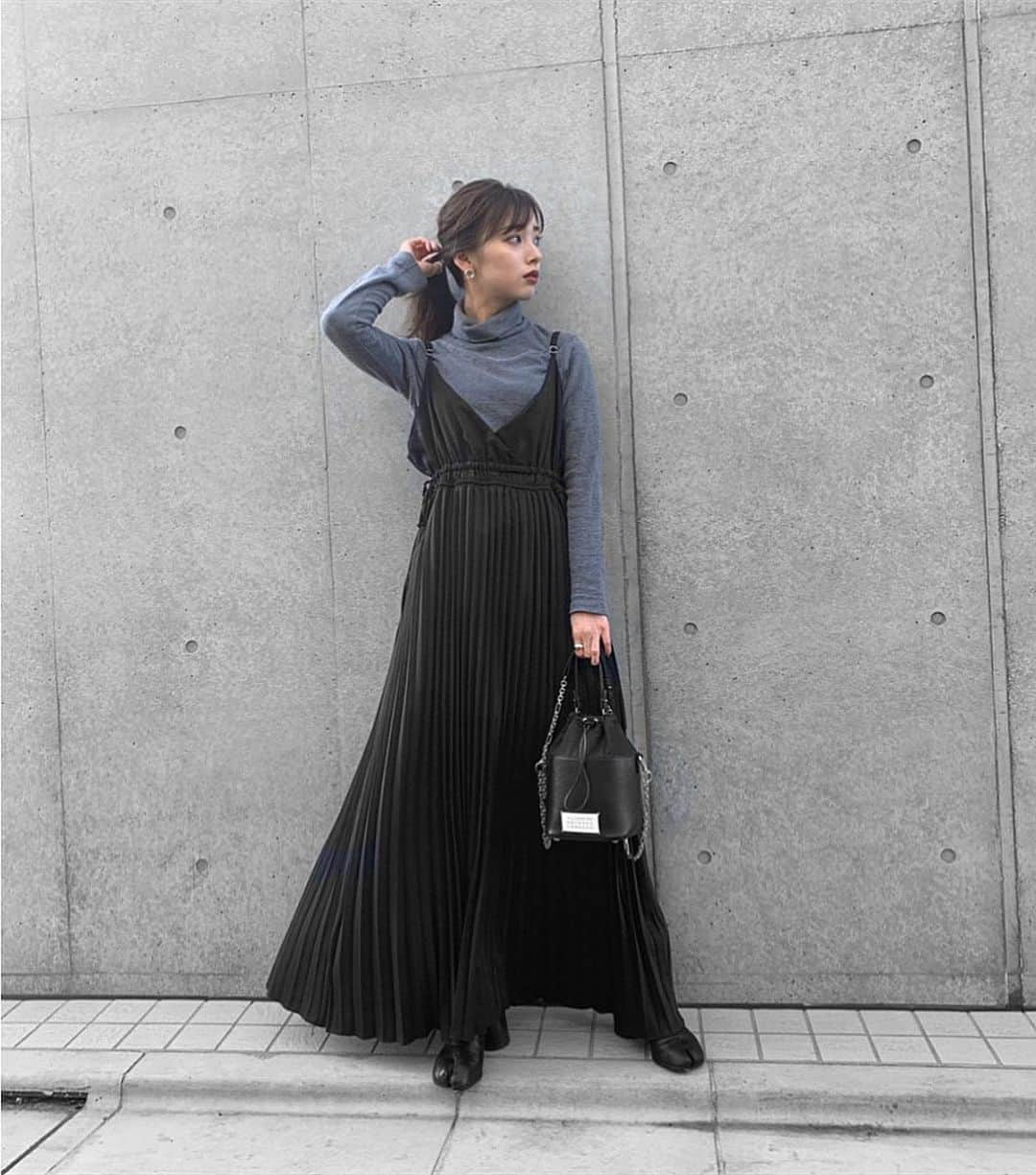 谷川菜奈さんのインスタグラム写真 - (谷川菜奈Instagram)「outfit.🖤 プリーツひらひら😚 outer LEANN one-piece @fifth_store  bag maison margiela  shoes maison margiela  pierce LEANN . #outfit#allblack#LEANN #fifth#fifthtl#maisonmargiela  #リーン#フィフス#低身長コーデ #サイドリボンキャミソールプリーツマキシワンピース」1月10日 19時09分 - pechi.130