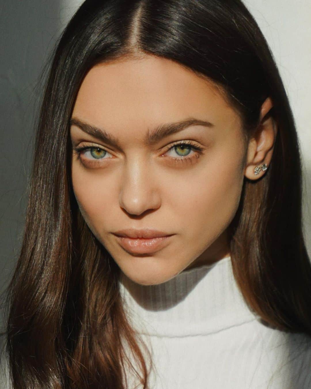 Zhenya Katavaのインスタグラム：「Сегодня снился сон  и очень четко я его запомнила 😇 в нем я сказала @verashablinskaya “Знаешь, Вера ... за настоящим мужчиной хоть на край света , хоть в Беларусь , хоть в соседний дом перееду!» 😂  сны- заложники нашего подсознания .  И про соседний дом не шутка , мы действительно переезжаем поближе , чтобы контролировать ремонт 🔨⚒ 📸 By @vladgarunovich @nagornymodels」