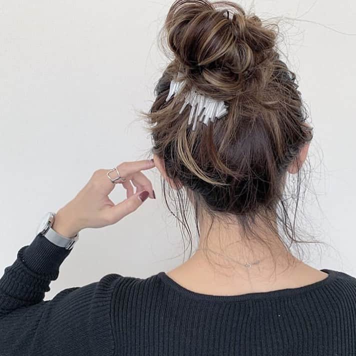 Locariのインスタグラム：「【忙しい朝でも大丈夫♡ミディアムさん向け「#3分ヘアアレンジ」8選】 ぜひ記事をチェックしてみてください♡ phot by @maya_arrange さん . . #3分ヘアアレンジ #ヘアアレンジ #ヘアアレンジ #ヘアスタイル」