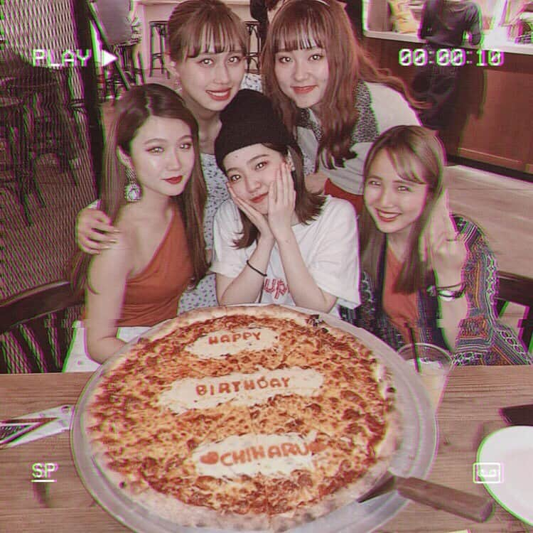 「SNOW」顔認識カメラアプリさんのインスタグラム写真 - (「SNOW」顔認識カメラアプリInstagram)「#pizza﻿ ﻿ 📍PIZZA SLICE TOKYO(東京・代官山)﻿ ﻿ 大きなピザで誕生日のお祝い🍕﻿ サプライズ成功間違いなし⚡️﻿ ﻿ 90sっぽい雰囲気のスタンプ「PLAY」でとっておきの一枚に😉﻿ ﻿ #pizzaslice#pizzaslicetokyo#birthday#foodporn#ピザ#代官山グルメ#東京グルメ#サプライズ﻿ #写真加工#加工#vhs#ビデオ」1月10日 19時06分 - snow_japan