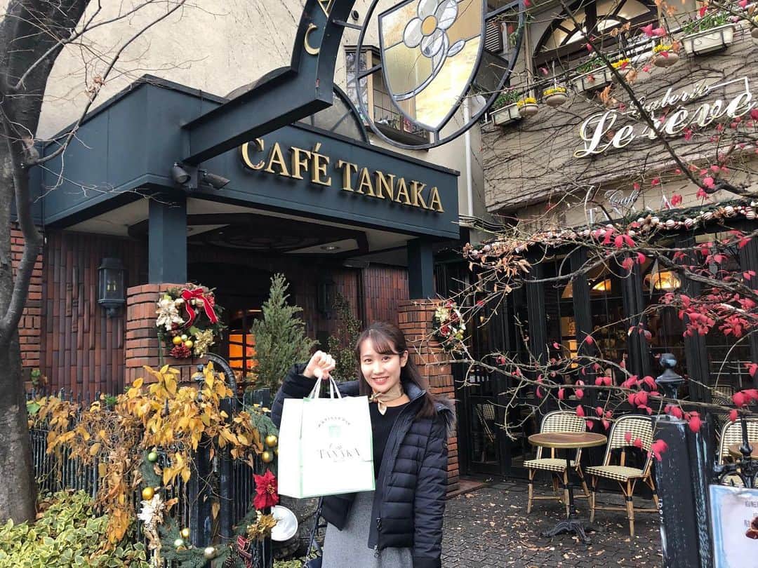 のインスタグラム：「. 昨年カフェタナカ本店に 行った時の写真です🍰. . . 明日のデルサタのスタジオには @cafetanaka の田中シェフと @les3chocolats_emiko 佐野シェフが いらっしゃいます。  楽しみすぎる〜！ワクワク  デルサタとのコラボ商品の内容も明らかになります🍫 缶もちなみさんプロデュースで可愛いんですよ〜！ お楽しみに♡ . . . #カフェタナカ #カフェタナカ本店 #CAFETANAEA #名古屋カフェ #レトロワショコラ #nagoya #cafe #chocolate  #アムールデュショコラ  #アムールデュショコラ名古屋  #デルサタ #島津咲苗」
