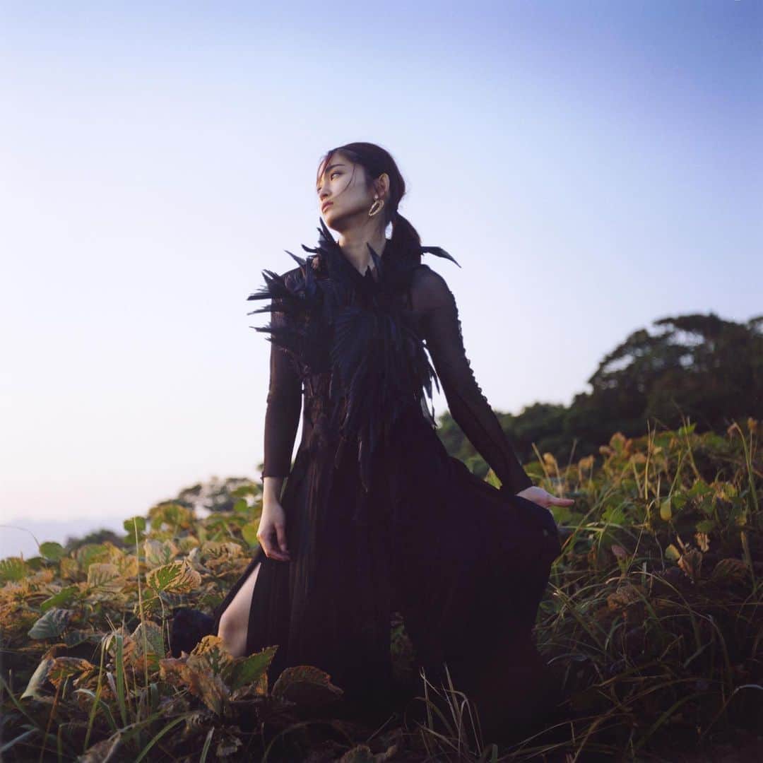 ARAKI SHIROのインスタグラム：「Happy new year 2020!! wish u all guys will have a great year..thanks for each days. . . . artist @rei_okamoto  stylist @ka_zico17  costume by me . . . . #岡本玲 #ARAKISHIRO#FUKUOKA#portrait#portraitphotography#photography#costume#costumedesign#fashion#fashionphotography#couture#hautecouture#contemporaryart#model#福岡#ポートレート#モデル#衣装#コスチューム#ドレス#アラキシロウ」