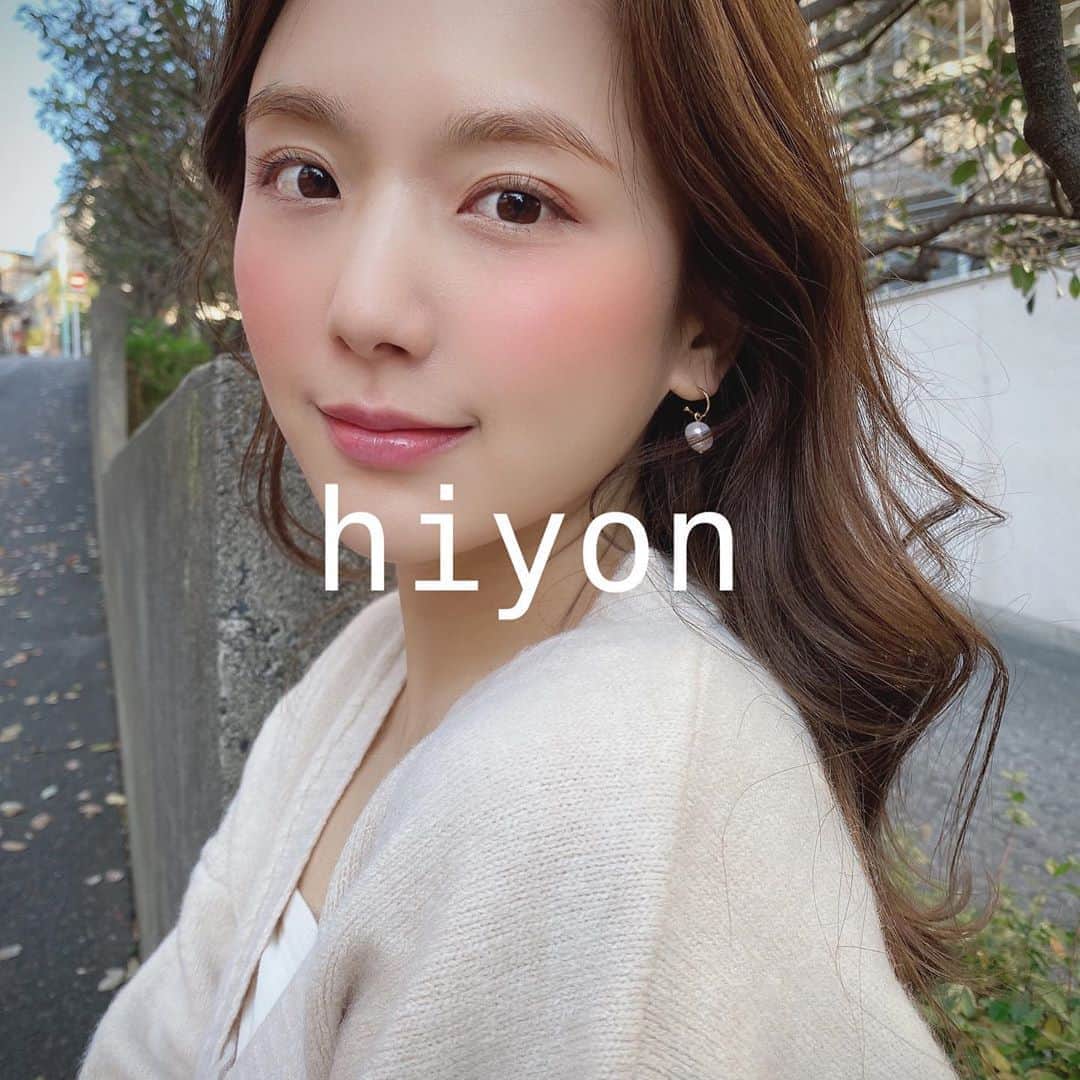 のインスタグラム：「👗💋 ㅤㅤㅤㅤㅤㅤㅤㅤㅤㅤㅤㅤㅤ 今日から @hiyonwear の新作公開だよ💓 コメントとかDMで第2弾も待ってるっていう お言葉をみんなが送ってくれて、 とってもとっても嬉しいと同時に 1回目よりももっとみんなが好きになってくれる お洋服たちをセレクトしたいって気持ちも増えたよ🥺💜 ㅤㅤㅤㅤㅤㅤㅤㅤㅤㅤㅤㅤㅤ 第2弾のお洋服も、可愛いけど体型カバーができたり おしゃれだけど楽に着れる服っていうのがテーマで みんなが気軽に手に取れるお洋服たちを集めてみました🥰 ㅤㅤㅤㅤㅤㅤㅤㅤㅤㅤㅤㅤㅤ 今回も前回同様、買い付けから写真撮影、 フォトショップ、サイト作成など、 全部ひよんがやっていて みんなに気に入ってもらえるように頑張ったから、 是非サイトに遊びにきてくれると嬉しいです😊！ ㅤㅤㅤㅤㅤㅤㅤㅤㅤㅤㅤㅤㅤ 今回は少し品数が少ないのだけど、 また次もできるように頑張るから 応援よろしくお願いします🥺❤️❤️ ㅤㅤㅤㅤㅤㅤㅤㅤㅤㅤㅤㅤㅤ #hiyon #hiyonwear #ootd #coordinate #fashion #koreangirl #koreanfashion #feeyong #옷스타그램 #오오티디 #데일리룩 #패션 #희영 #ひよん服 #ファッション #楽着 #ひよん」