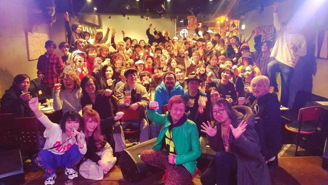 のインスタグラム：「昨夜はベース飲み会へ。  SAKANAMONの森野くんとcinema staffの三島くん、東京カランコロンの佐藤さんといると落ち着くこと落ち着くこと！  今年も誘って下さったLUNKHEADの合田さんに感謝です。 いつも気に掛けて下さってありがとうございます。  #Bentham #bass #bassist #bassplayer #bassists #bassplayers #ベース飲み会 #ベース新年会 #ベーシスト新年会 #辻を探せ #今年も最後は森野くんと佐藤さんと3人でストリートファイト #🍻」