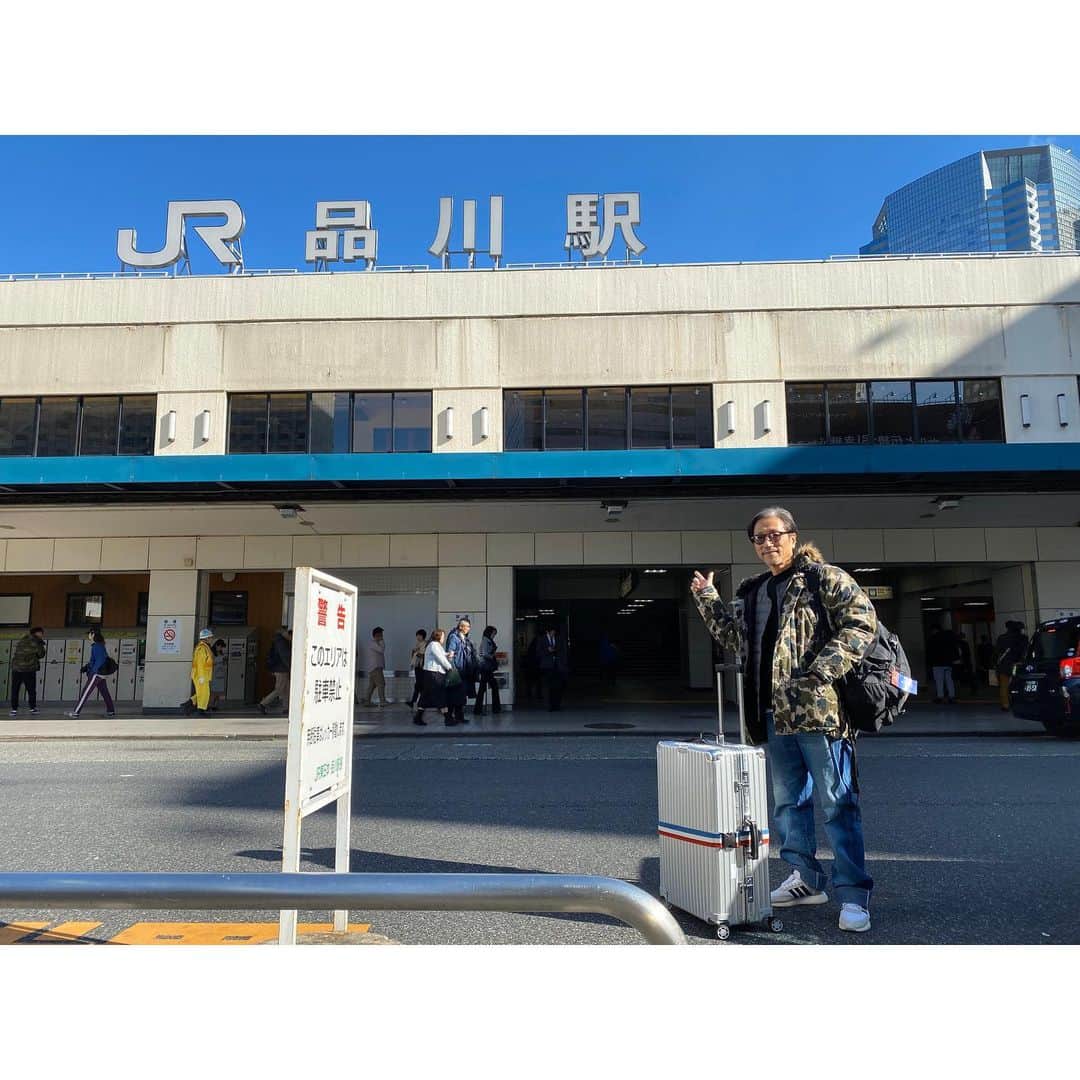 松永俊弥のインスタグラム：「ゴーン氏が年末に利用した事で有名な品川駅高輪口より、成田に向かいます。 今年も良い演奏ができるよう頑張ります🥁 空の色が最高！ ・ #drum#drummer」