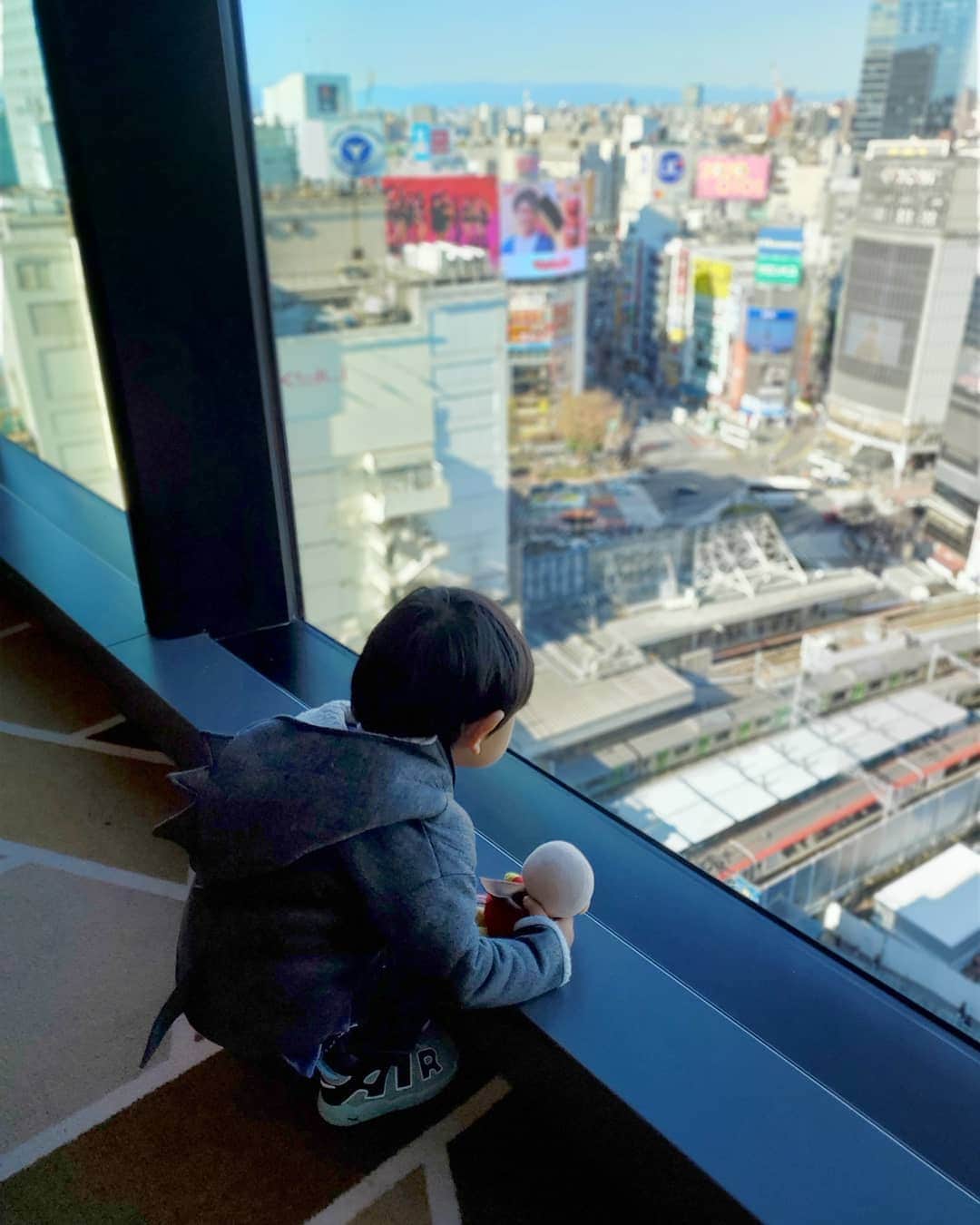 佐藤夏希のインスタグラム：「渋谷スクランブルスクエアに行ってきたよ♡ 渋谷を見下ろす‥なかなかの怖さ😂 でもすばるんは全然平気みたい♡ 走ってる車はトミカだと思ってるし（笑） かわいい姪っ子ちゃんと一緒に行ったんだけど『すばる！』と何度も呼んでくれてオバちゃん嬉しすぎたよ😭❤️ * * お正月にたくさん食べたので 2020年もマジカルシェリーにお世話になりまする。 これを履くとお腹はすっきりするし お尻がキュッとあがるし最高なのです♡ * * * * #ママスタグラム#アンパンマン#アンパンマン大好き #mamastagram#子連れランチ#骨盤ショーツ#骨盤矯正 #ママスタグラム#ママ#渋谷#渋谷スクランブルスクエア#スクランブルスクエア#mamastagram #男の子ママ#shibuya #babyboy #sweets#3月生まれ #ママchan#ママ会 #子連れ#マジカルシェリー @majicalsherry_lme」