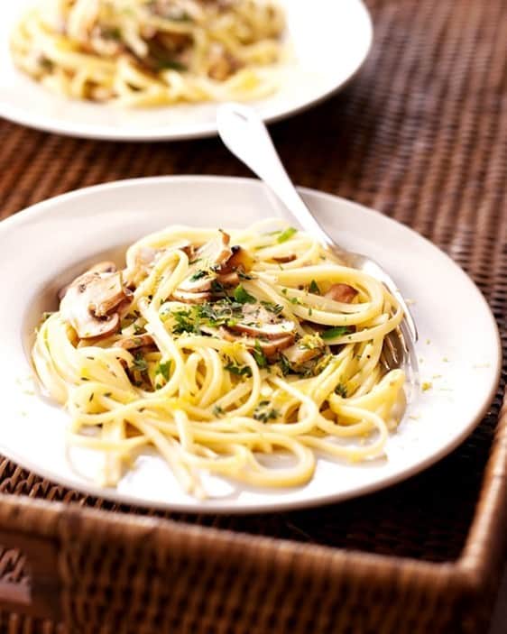 ナイジェラ・ローソンさんのインスタグラム写真 - (ナイジェラ・ローソンInstagram)「‪One of my absolute favourites: #RecipeOfTheDay is Linguine with Lemon, Garlic and Thyme Mushrooms. You steep the sliced mushrooms in the lemon, garlic & thyme while the pasta cooks, and that’s all there is to it! ‬  And to get the recipe, click on link in bio.  To clarify, proceed as follows: tap on my name, which will take you to a page that has a link on it that says www.nigella.com/instagram. When you click on this link, it will take you to a page of photographs: click on the photograph of the recipe in question!  Photograph by Lis Parsons」1月10日 19時23分 - nigellalawson