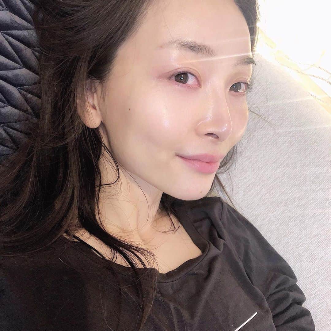佐々木あさひのインスタグラム：「乾燥で肌がゆらぎやすいこの時期はたっぷり贅沢に保湿をしていきたい🧖🏻‍♀️ 2020年になったと同時にクリニーク iDから肌を整えてくれる桜の成分が入ったカートリッジが新しく仲間入り🌸 敏感肌用で乾燥・大気汚染、そして私には大敵の花粉から肌を守ってくれるみたいで、春も引き続き使っていけそう😚✨ クリニーク iDが中央のカートリッジと乳液部分が自分の肌に合わせて変えられるのだけど、私は潤いたっぷりのジェリー乳液とのセットで使ってます。もちろん定番のカスタードカラーの乳液とも組み合わせは自由自在！ 潤いたっぷりで重くなり過ぎないので、メイク前のスキンケアにも相性良かったです🌞 . 　#クリニークiD #私だけのiD #ほめ肌 #FindYourGlow #PR」