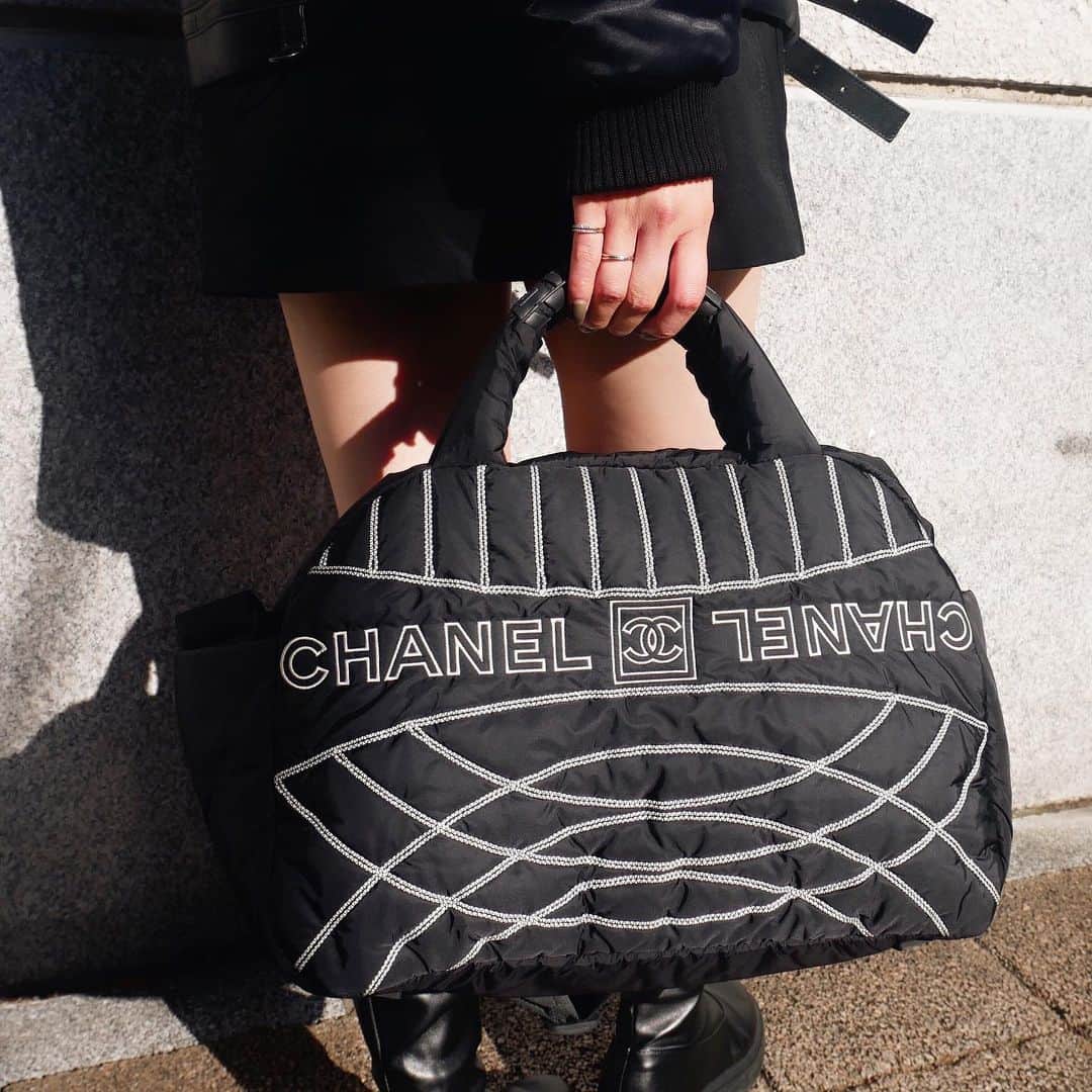 Vintage Brand Boutique AMOREさんのインスタグラム写真 - (Vintage Brand Boutique AMOREInstagram)「Chanel Sport double logo bag ▶︎Free Shipping Worldwide✈️ ≫≫≫ DM for more information 📩 info@amorevintagetokyo.com #AMOREvintage #AMORETOKYO #tokyo #Omotesando #Aoyama #harajuku #vintage #vintageshop #ヴィンテージ #ヴィンテージショップ #アモーレ #アモーレトーキョー #表参道 #青山 #原宿#東京 #chanel #chanelvintage #vintagechanel #ヴィンテージ #シャネル #ヴィンテージシャネル #amorewardrobe #アモーレワードローブ」1月10日 19時28分 - amore_tokyo